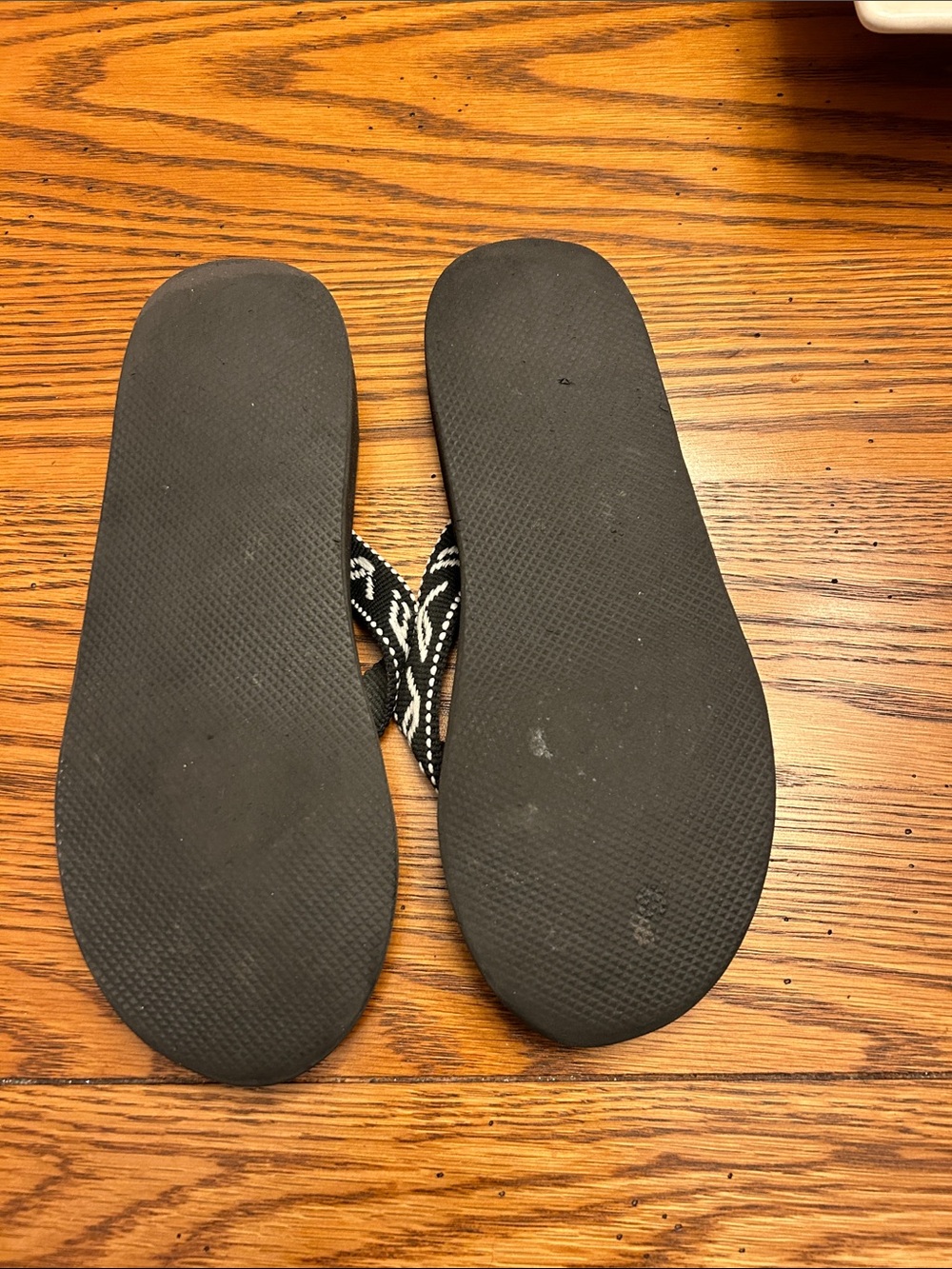 Reef Black Flip Flop Sandals with White Patterned Straps - Picture 2 of 2